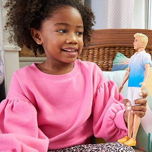 Barbie Ken, Bambola con Maglietta e Pantaloncini Bianchi, per Bambini 3+... - Ilgrandebazar