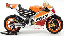 Carica l&#39;immagine nel visualizzatore di Gallery, NewRay Honda Repsol RC212V, Scala 1:12, 2014 Marc Marquez 93