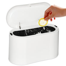 Carica l'immagine nel visualizzatore di Gallery, Cestino Spazzatura con Coperchio, da Tavolo con Pop-up, Mini in Plastica, per il Letto Dell'auto Cucina Bagno ufficio Scrivania WC (1.5L,Bianco)