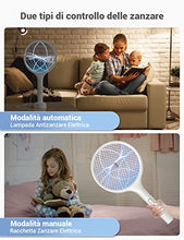 Carica l'immagine nel visualizzatore di Gallery, YISSVIC Racchetta Zanzare Elettrica 4000V con USB Ricaricabile e LED 2 in 1, 1500mAh Protezione Maglia a 3 Strati Adatto per Casa Giardino Campeggio Interni ed Esterni, Bianco