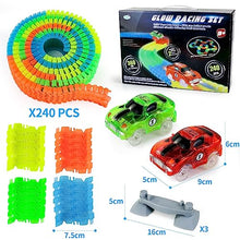 Carica l&#39;immagine nel visualizzatore di Gallery, Pista Macchinine Luminosa Elettriche Auto Giocattolo Flessibile Pista Macchinine Colorate Carrera 240 Pezzi con 2 Glow Cars Macchinine Giocattolo per Bambini 3 4 5 6 Anni