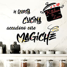 Carica l&#39;immagine nel visualizzatore di Gallery, Adesivi Murali Cucina in questa cucina accadono cose magiche Frasi scritte italiano wall stickers kitchen decorazione casa adesivi da parete adesivo muro citazioni decorazioni da muro Stickerdesign