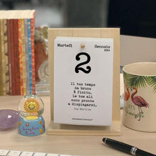 Carica l&#39;immagine nel visualizzatore di Gallery, Calendario Geniale 2024. L&#39;Originale. Supporto Legno di Abete Naturale Biologico. Idea Regalo. Il Primo con Bonus digitali. Leggi ogni giorno una frase e il pensiero Filosofico. Calendario con scatola