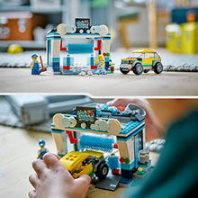Carica l&#39;immagine nel visualizzatore di Gallery, LEGO 60362 City Autolavaggio, Gioco per Bambini e Bambine da 6 Anni, Set con Spazzole Rotanti, Macchina Giocattolo e 2 Minifigure, Piccola Idea Regalo Giocattolo per Bambina e Bambino