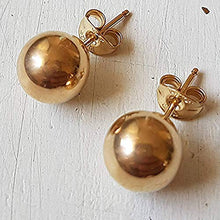 Carica l&#39;immagine nel visualizzatore di Gallery, Orecchini a bottone a sfera in 14k oro riempito tondi misura 8mm Semplici...