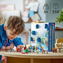 Carica l'immagine nel visualizzatore di Gallery, LEGO 60381 City Calendario dell'Avvento 2023 con 24 Regali, Incluse le Figure di Babbo Natale e della Renna, e Tappeto da Gioco Invernale, Regalo Natalizio per Bambini, Bambine, Ragazzi e Ragazze