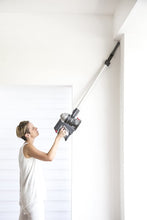 Carica l&#39;immagine nel visualizzatore di Gallery, Hoover FD22G Scopa Ricaricabile 2 in 1 Freedom, senza sacchetto, Autonomia fino a 25 minuti, Serbatoio da 0.7 litri, 76 dB, Grigio Perlato