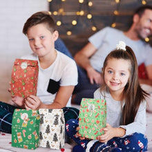 Carica l&#39;immagine nel visualizzatore di Gallery, AWCIGG 24 Pezzi Sacchetti Regalo Carta Natale Buste Regalo Pacchetti Bustine Regalo Natalizie Piccole Sacchettini Natalizi per Regali Fine Festa Bambini con 24 Adesivi