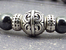 Carica l&#39;immagine nel visualizzatore di Gallery, Bracciale per gli uomini in ematite nero e grigio e perle di tibetani - Ilgrandebazar