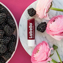 Carica l&#39;immagine nel visualizzatore di Gallery, Labello Blackberry Shine in confezione da 1 (1 x 4,8 g), matita per la cura delle labbra con delicata lucentezza rossa e pigmenti brillanti, cura delle labbra senza oli minerali