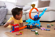 Carica l&#39;immagine nel visualizzatore di Gallery, Hot Wheels - Hot Wheels City Pista con 1 macchinina, sfreccia attraverso un loop gigante per sconfiggere il mega dinosauro, acrobatica da corsa con T-Rex, giocattolo per bambini 4+ Anni, HNP77