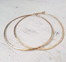 Carica l&#39;immagine nel visualizzatore di Gallery, Orecchini a cerchio martellati 14k oro riempito a grandi...