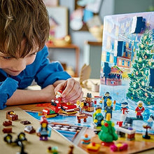 Carica l'immagine nel visualizzatore di Gallery, LEGO 60381 City Calendario dell'Avvento 2023 con 24 Regali, Incluse le Figure di Babbo Natale e della Renna, e Tappeto da Gioco Invernale, Regalo Natalizio per Bambini, Bambine, Ragazzi e Ragazze