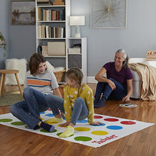 Carica l&#39;immagine nel visualizzatore di Gallery, Hasbro Gaming Twister Gioco in Scatola, Include 1 Tappeto Twister, 1 Ruota E Le Istruzioni, Versione 2020 in Italiano, Multicolore