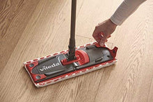 Carica l&#39;immagine nel visualizzatore di Gallery, Vileda Revolution Sistema Lavapavimenti con Secchio, Strizzatore e Piastra, con 2 Panni in Microfibra, Nero/Rosso