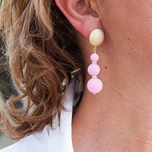 Carica l&#39;immagine nel visualizzatore di Gallery, Orecchini a goccia, lunghi di una donna unica ed elegante con sfere in...