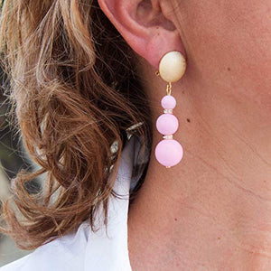 Orecchini a goccia, lunghi di una donna unica ed elegante con sfere in...