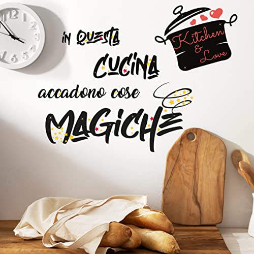 Adesivi Murali Cucina in questa cucina accadono cose magiche Frasi scritte italiano wall stickers kitchen decorazione casa adesivi da parete adesivo muro citazioni decorazioni da muro Stickerdesign