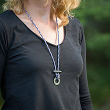 Carica l'immagine nel visualizzatore di Gallery, The Friendly Swede Collana in Paracord con Accendifuoco - Verde Militare