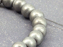 Carica l&#39;immagine nel visualizzatore di Gallery, Bracciale per gli uomini in ematite nero e grigio e perle di tibetani - Ilgrandebazar