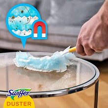 Carica l'immagine nel visualizzatore di Gallery, Swiffer Duster Piumini Catturapolvere, 25 Piumini, Cattura e Intrappola Polvere e Sporco, Raggiunge I Punti più Difficili della Casa, Piumini con 33% di Fibre Riciclate
