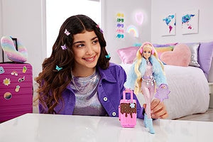 Barbie - Barbie Extra Fly, bambola viaggiatrice con look a tema neve, tuta rosa luccicante e cappotto alla moda, 15+ accessori per lo styling inclusi, giocattolo per bambini, 3+ anni, HPB16