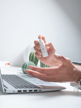 Carica l&#39;immagine nel visualizzatore di Gallery, 2 flaconi 50ml Spray Igienizzante Multiuso AMAS - Per Mani, Superfici e Tessuti - 98% Origine Naturale - 70% Alcool - Idratante, Emolliente, Dermoprotettivo - Con Olio Essenziale di Eucalipto