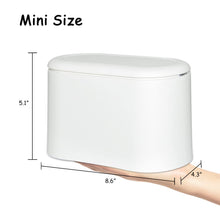 Carica l'immagine nel visualizzatore di Gallery, Cestino Spazzatura con Coperchio, da Tavolo con Pop-up, Mini in Plastica, per il Letto Dell'auto Cucina Bagno ufficio Scrivania WC (1.5L,Bianco)