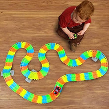 Carica l&#39;immagine nel visualizzatore di Gallery, Pista Macchinine Luminosa Elettriche Auto Giocattolo Flessibile Pista Macchinine Colorate Carrera 240 Pezzi con 2 Glow Cars Macchinine Giocattolo per Bambini 3 4 5 6 Anni