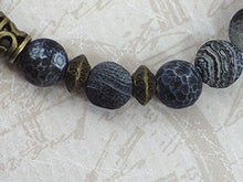 Carica l&#39;immagine nel visualizzatore di Gallery, Bracciale in agata smerigliato con ciondolo a forma di zampa lupo - Ilgrandebazar