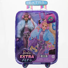 Carica l&#39;immagine nel visualizzatore di Gallery, Barbie - Barbie Extra Fly, bambola viaggiatrice con look a tema neve, tuta rosa luccicante e cappotto alla moda, 15+ accessori per lo styling inclusi, giocattolo per bambini, 3+ anni, HPB16