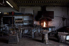 Carica l&#39;immagine nel visualizzatore di Gallery, Rosa Eterna fatta di Ferro Battuto Rosso con piedistallo - Forgiata a Mano - Ilgrandebazar