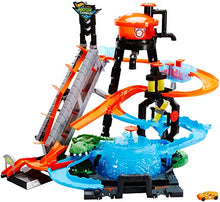 Carica l&#39;immagine nel visualizzatore di Gallery, Hot Wheels FTB67 Mega Autolavaggio Playset per Macchinine con Pista...