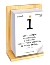 Carica l&#39;immagine nel visualizzatore di Gallery, Calendario Geniale 2024. L&#39;Originale. Supporto Legno di Abete Naturale Biologico. Idea Regalo. Il Primo con Bonus digitali. Leggi ogni giorno una frase e il pensiero Filosofico. Calendario con scatola