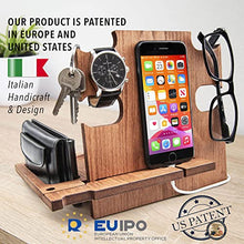 Carica l'immagine nel visualizzatore di Gallery, Docking Station in Legno Multifunzione: Organizer da Scrivania e Svuotatasche Design Moderno per Casa e Ufficio - Regalo Compleanno Uomo, Regalo Natale (Marrone (noce))