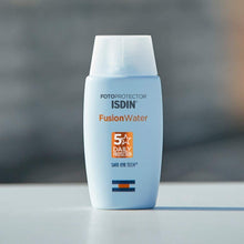 Carica l'immagine nel visualizzatore di Gallery, Fotoprotector ISDIN Fusion Water SPF 50 50ml | Fotoprotettore viso per uso quotidiano | Texture ultraleggera