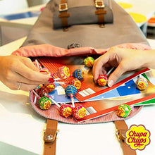 Carica l&#39;immagine nel visualizzatore di Gallery, Chupa Chups Margherita, Confezione Speciale, Box Regalo con 30 Lollipop Gusti Assortiti Frutta e Cola, Idea Regalo per Feste e Compleanni, Senza Glutine