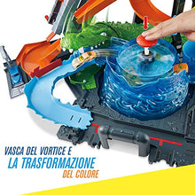 Carica l&#39;immagine nel visualizzatore di Gallery, Hot Wheels FTB67 Mega Autolavaggio Playset per Macchinine con Pista...