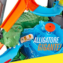 Carica l&#39;immagine nel visualizzatore di Gallery, Hot Wheels FTB67 Mega Autolavaggio Playset per Macchinine con Pista...