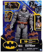 Carica l'immagine nel visualizzatore di Gallery, Batman DC Comics, Personaggio Deluxe Battle Strike 30 cm, 5 Accessori, Oltre 20 Suoni, Giocattoli da Collezionare per Bambini e Bambine dai 3 Anni in su