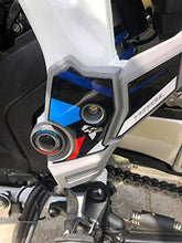 Carica l&#39;immagine nel visualizzatore di Gallery, ADESIVO RESINATO PROTEZIONE BATTI TACCO HONDA AFRICA TWIN CRF 1100 L Tricolor