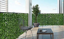 Carica l'immagine nel visualizzatore di Gallery, SIEPE Finta Artificiale Rotolo Rete Frangivista Frangivento Ornamentale con 1680 Foglie Foglia Edera finta Prato Lauro Osmantus Sintetica Anticaduta per Ringhiera Terrazzo Balcone Giardino