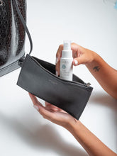 Carica l&#39;immagine nel visualizzatore di Gallery, 2 flaconi 50ml Spray Igienizzante Multiuso AMAS - Per Mani, Superfici e Tessuti - 98% Origine Naturale - 70% Alcool - Idratante, Emolliente, Dermoprotettivo - Con Olio Essenziale di Eucalipto