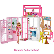Carica l&#39;immagine nel visualizzatore di Gallery, Barbie - Barbie Casa con bambola, a 2 piani e con 4 aree da gioco, completamente arredata, Giocattolo per Bambini 3+ Anni, HHY40