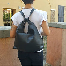 Carica l&#39;immagine nel visualizzatore di Gallery, Borsa zaino pelle nera donna - Ilgrandebazar