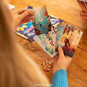 Asmodee - Dixit: Disney - Gioco da Tavolo di Fantasia e Immaginazione con i Personaggi Disney, 3-6 Giocatori, 8+ Anni, Edizione in Italiano