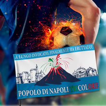 Carica l&#39;immagine nel visualizzatore di Gallery, MAGNATEVE &#39;O LIMONE Bandiera Popolo di Napoli 2023 Originale – Bandiera 90x150 cm Vesuvio Erutta – Gadget Idea Regalo Tifoso Calcio Originali – Idee Regali Divertenti per Tifosi