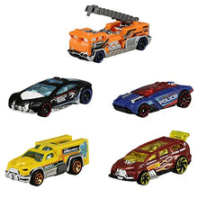 Carica l'immagine nel visualizzatore di Gallery, Hot Wheels Confezione da 5 Veicoli, Macchinine Hot Wheels in Scala 1:64 con Dettagli Autentici, Scegli tra I Temi e i Modelli e Collezionale Tutte, Giocattolo per Bambini, 3+ Anni, 01806