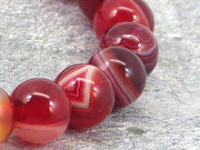 Carica l&#39;immagine nel visualizzatore di Gallery, Bracciale a testa di leone agata rossa a strisce naturali con perline dorate - Ilgrandebazar