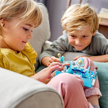 Carica l&#39;immagine nel visualizzatore di Gallery, LEGO Disney 43189 Elsa e le Avventure Fiabesche del Nokk, Libro Apribile e Portatile con Mini Bamboline e Cavallo Giocattolo